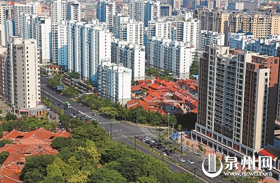 在晋江市区,林立的高楼与古朴的大厝共存,相得益彰。 在晋江市区,林立的高楼与古朴的大厝共存,相得益彰。