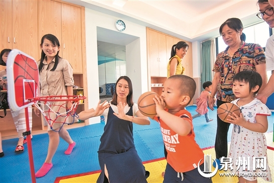 泉港在全省率先开设公办幼儿园早教中心,为4岁以下的小孩提供早教课程。 泉港在全省率先开设公办幼儿园早教中心,为4岁以下的小孩提供早教课程。