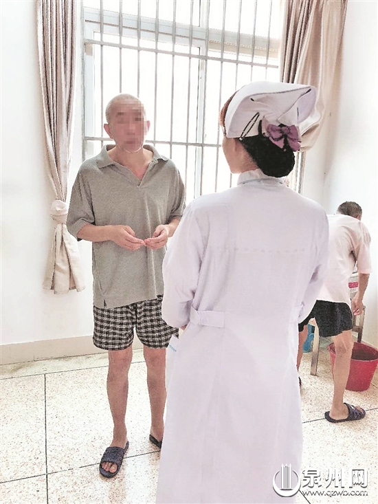 经过医院近一年的治疗,老人精神状况大为好转。 经过医院近一年的治疗,老人精神状况大为好转。