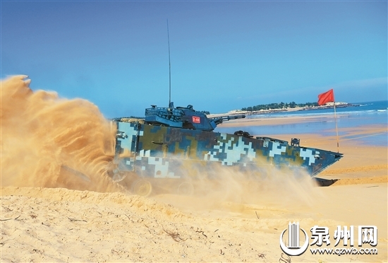 誓师动员大会结束后,参赛官兵立即奔向训练场,进行全要素适应性训练。 誓师动员大会结束后,参赛官兵立即奔向训练场,进行全要素适应性训练。