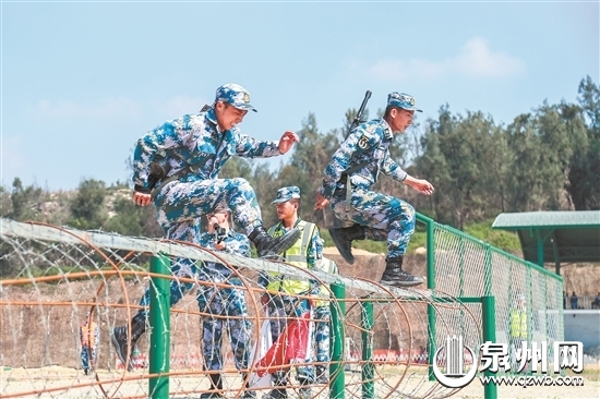 誓师动员大会结束后,参赛官兵立即奔向训练场,进行全要素适应性训练。 誓师动员大会结束后,参赛官兵立即奔向训练场,进行全要素适应性训练。