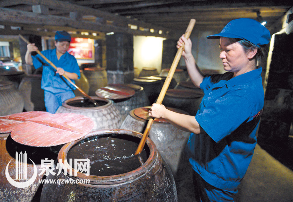 窖藏车间里，工人对醋进行有氧搅拌，促进发酵。