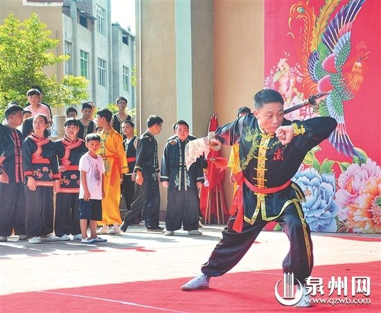 畲家拳传承人与南少林武僧上台展示交流 