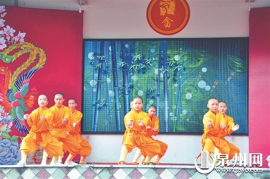 畲家拳传承人与南少林武僧上台展示交流 