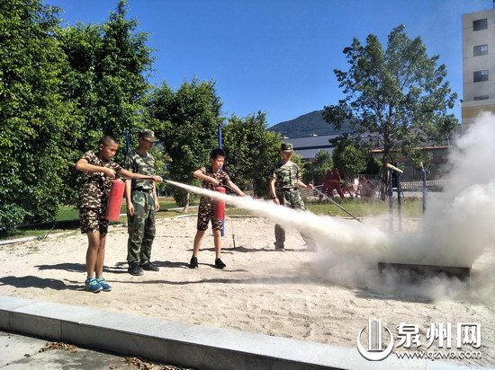 营员们学习使用消防器灭火