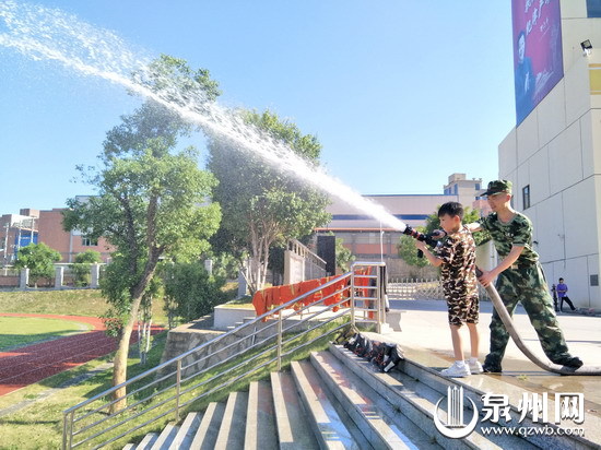 营员体验水枪喷射