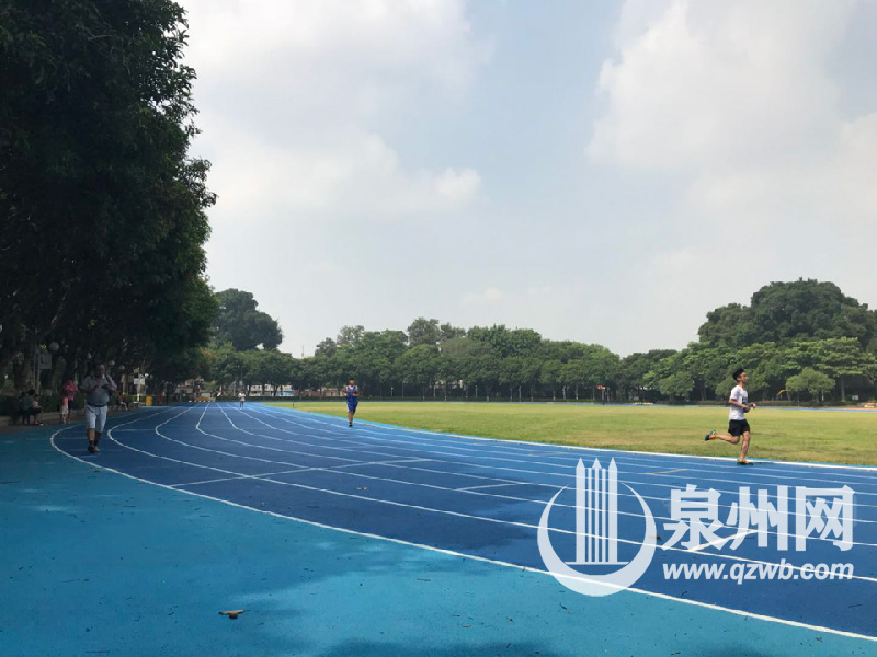 中山公园塑胶跑道改造通过验收 蓝跑道约起来