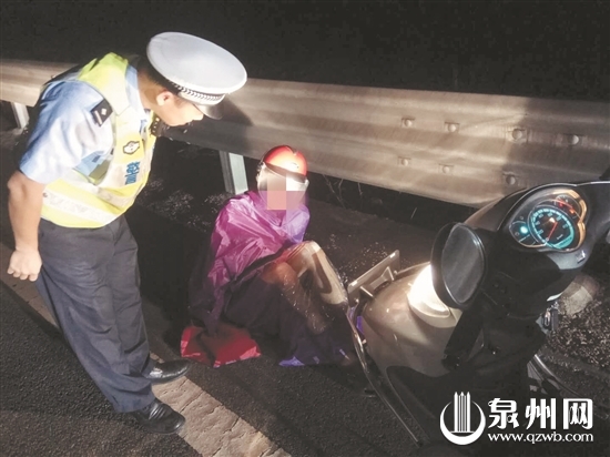 惊险 大学生凌晨裹雨衣睡在高速上