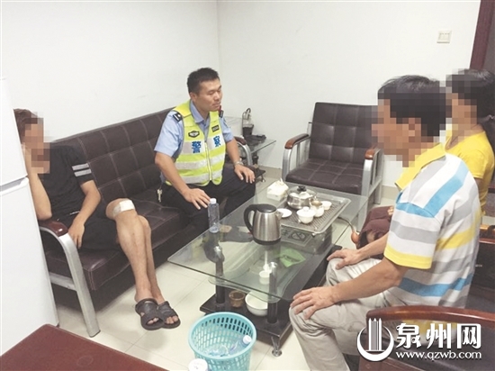 惊险 大学生凌晨裹雨衣睡在高速上