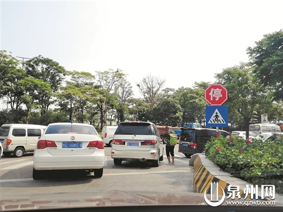 司机在通道上接人,影响后面车辆通行。 司机在通道上接人,影响后面车辆通行。