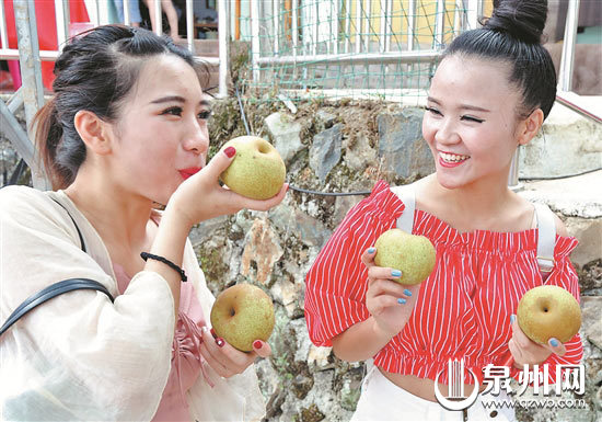 刚采下来的梨子，赶紧来一口尝尝。