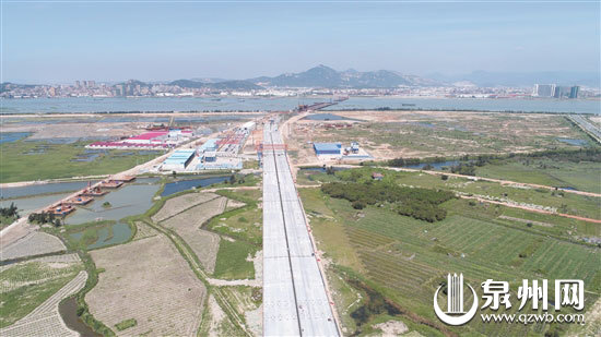 泉厦漳城市联盟路泉州段建设中的跨海大桥东引桥 