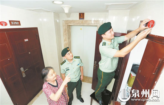 泉州后渚边防派出所民警在辖区内更换二维码户室牌。 (林劲峰 摄) 泉州后渚边防派出所民警在辖区内更换二维码户室牌。 (林劲峰 摄)