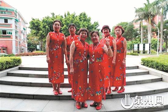 阿姨们虽至古稀之年，却依然娇俏有活力。