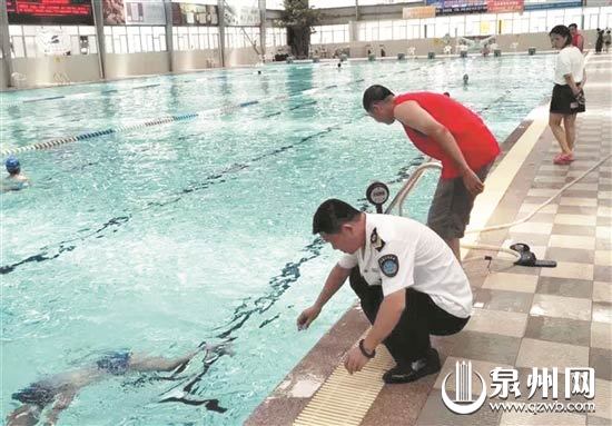 执法人员对游泳场所进行水质检测 （部门供图） 