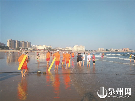 救生队员在崇武西沙湾巡逻 
