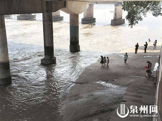笋江桥下水流湍急 