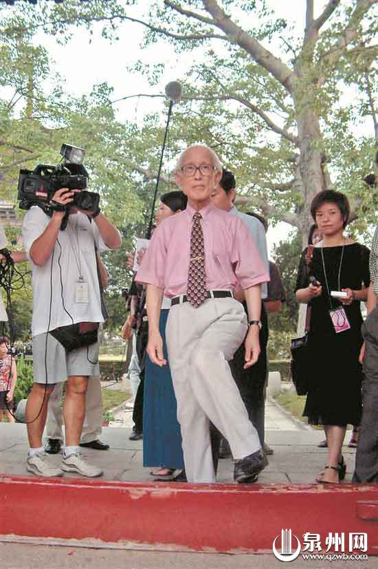 2003年9月,余光中第一次回到故乡泉州。图为他在参观开元寺。(陈英杰 摄) 2003年9月,余光中第一次回到故乡泉州。图为他在参观开元寺。(陈英杰 摄)