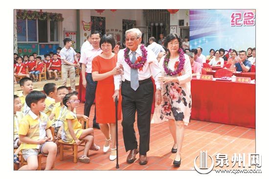 施金城回乡受到幼儿园小朋友热烈欢迎 (资料图片) 施金城回乡受到幼儿园小朋友热烈欢迎 (资料图片)