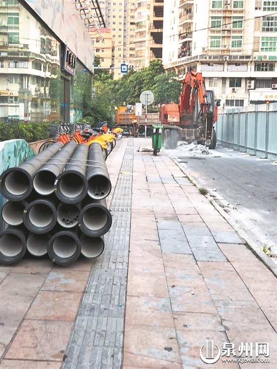 工程占用将近一个车道(邓先生 摄) 工程占用将近一个车道(邓先生 摄)