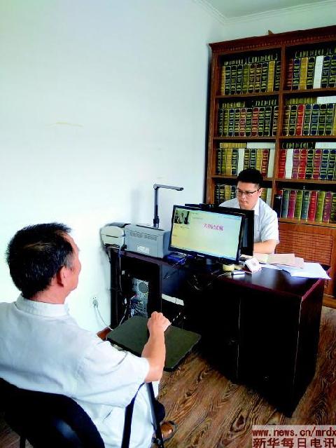 中华遗嘱库北京第一登记中心法务人员为老人登记遗嘱。 中华遗嘱库北京第一登记中心法务人员为老人登记遗嘱。