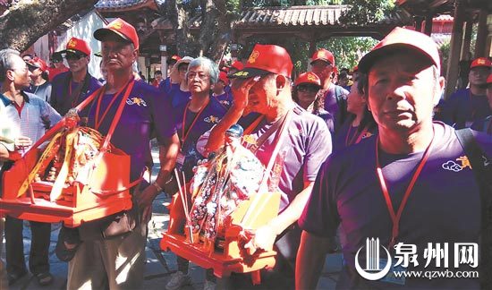 金门“回銮团”成员（中）手捧紫云黄氏始祖像，情不自禁流下热泪。