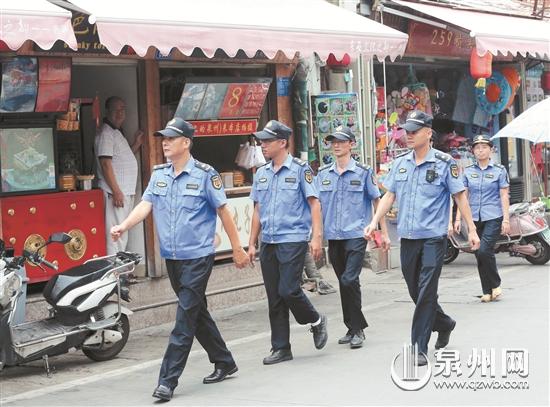 城管人员步行巡查西街