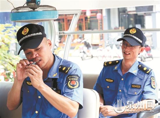 天气炎热，喝瓶正气水防中暑。