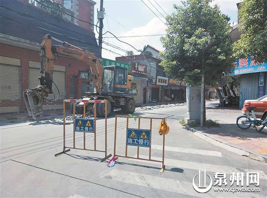 挖路进行自来水管网改造 挖路进行自来水管网改造