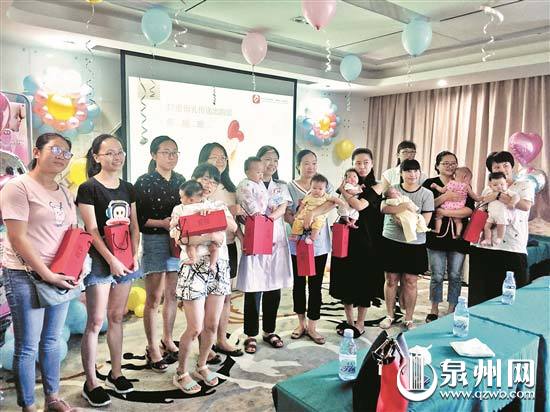 母乳库周年分享会上，多位捐乳妈妈欢聚一堂。