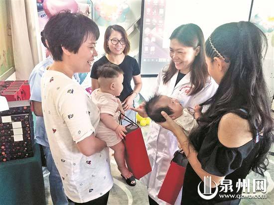 受捐妈妈与捐乳妈妈分享孩子成长的喜悦 