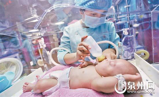 有了母乳库，纯母乳喂养率大幅提升。（林劲峰 摄） 