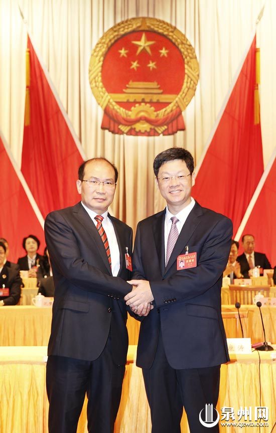 市委书记康涛和新当选的市长王永礼合影。（陈英杰摄影）