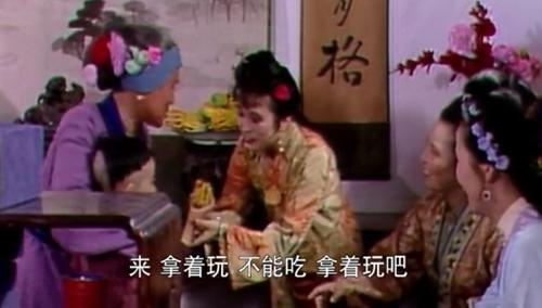 借着刘姥姥的视角,描述了秋爽斋中的摆设。图片来源:87版电视剧《红楼梦》 借着刘姥姥的视角,描述了秋爽斋中的摆设。图片来源:87版电视剧《红楼梦》