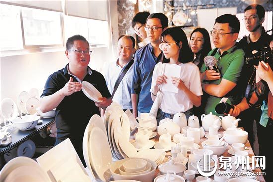 采访团走访陶瓷企业 (林书修 摄) 采访团走访陶瓷企业 (林书修 摄)