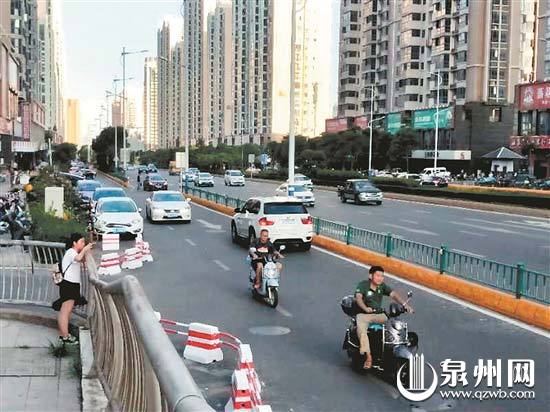 在东海大街，不少车辆在辅道上逆行。