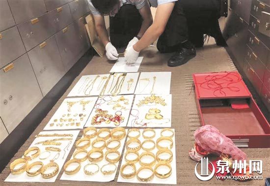 执行干警从被执行人的银行保管箱里找到大批金饰 执行干警从被执行人的银行保管箱里找到大批金饰