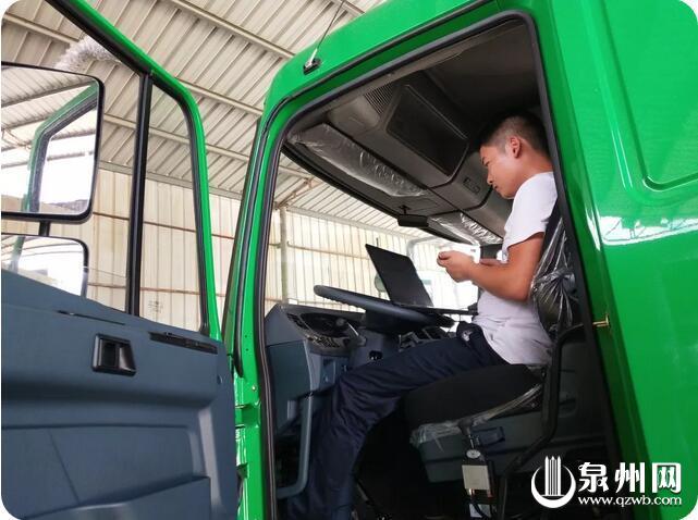 技术人员为车辆安装智能系统