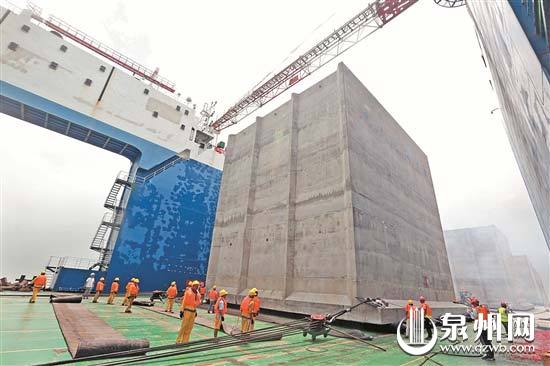泉州港石湖作业区5号和6号泊位工程进行首件沉箱出运安装 