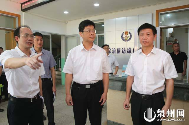 市委书记康涛在英林镇新综治中心调研督导基层扫黑除恶工作。陈起拓 摄