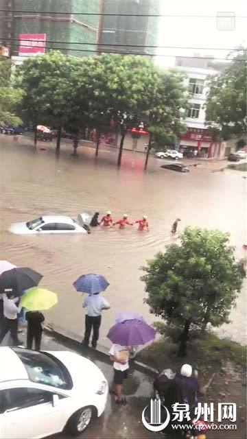泉州多地突降暴雨 部分路段积水交通堵塞让人猝不及防 泉州多地突降暴雨 部分路段积水交通堵塞让人猝不及防