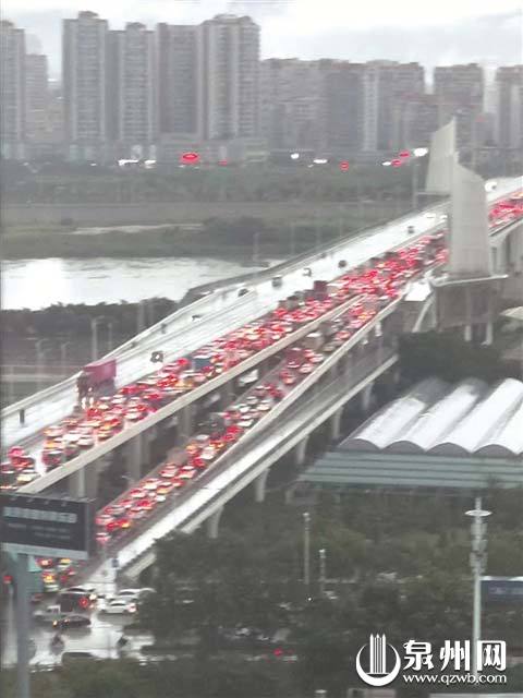 泉州多地突降暴雨 部分路段积水交通堵塞让人猝不及防 泉州多地突降暴雨 部分路段积水交通堵塞让人猝不及防