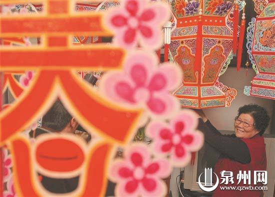 泉州料丝花灯制作大师李珠琴