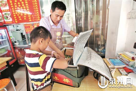 爸爸帮小智把冰棍装好