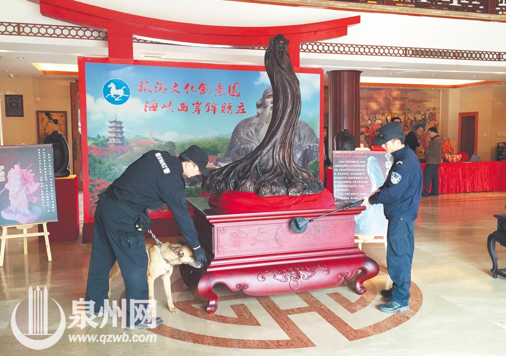 图为警犬梅西在执行大型活动场所的安保搜爆任务。服役期间，它执行过各种安保活动安检搜爆工作330余场次。