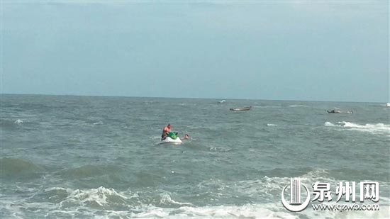 救援人员驾驶冲锋艇救起溺水者（吴聪敏 供图）