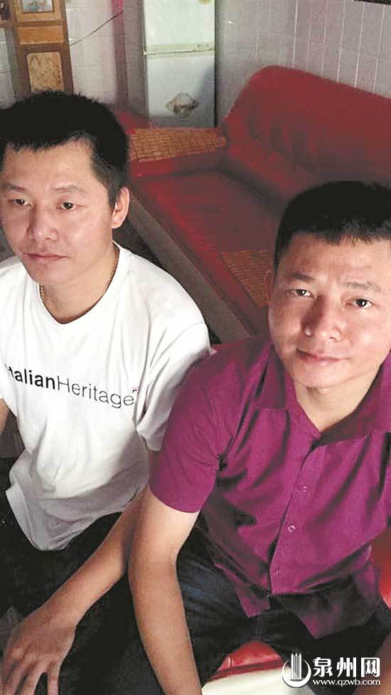 诸超军（右）和哥哥长得确实很像