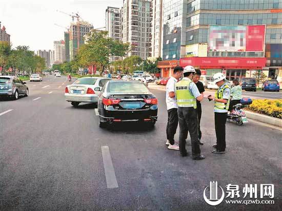 “警保联动”人员引导车主拍照取证，将车撤离到安全区域。