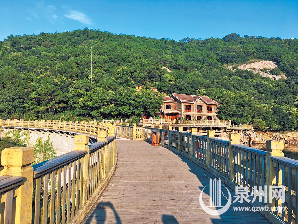 前往南台岩的木栈道