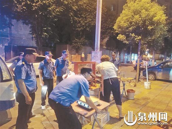 执法人员取缔占道摊点